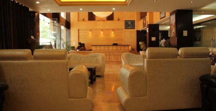 Hotel Royal Batoo Srīnagar Esterno foto